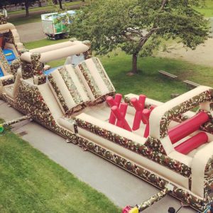 Hyr en uppblåsbar hinderbana till ert event eller kalas